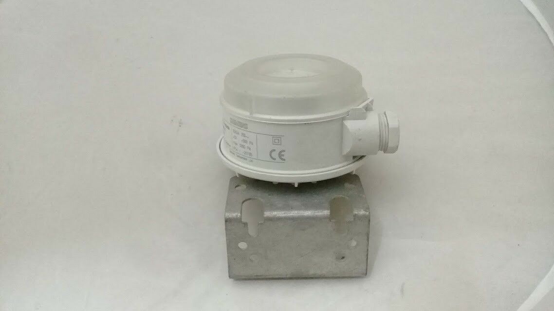 Siemens QBM815 Differential Pressure Switch Industrial SOL Pte Ltd